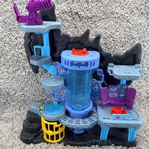 Imaginext DC Super Friends Bat-Tech Batcave Showdown Playset